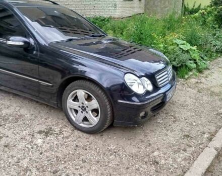 Черный Мерседес 220, объемом двигателя 2.1 л и пробегом 350 тыс. км за 6140 $, фото 2 на Automoto.ua