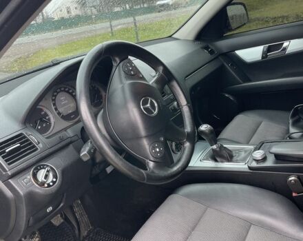 Черный Мерседес 220, объемом двигателя 0 л и пробегом 280 тыс. км за 7799 $, фото 7 на Automoto.ua