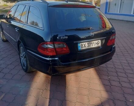 Черный Мерседес 220, объемом двигателя 2.1 л и пробегом 285 тыс. км за 7999 $, фото 4 на Automoto.ua