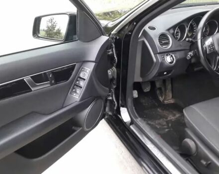 Чорний Мерседес 220, об'ємом двигуна 2.2 л та пробігом 310 тис. км за 9500 $, фото 2 на Automoto.ua