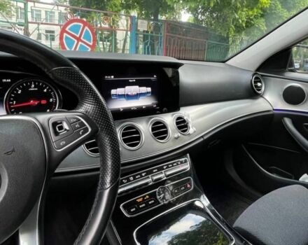 Черный Мерседес 220, объемом двигателя 2 л и пробегом 220 тыс. км за 21500 $, фото 11 на Automoto.ua