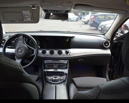 Черный Мерседес 220, объемом двигателя 2 л и пробегом 220 тыс. км за 21500 $, фото 3 на Automoto.ua