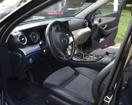 Черный Мерседес 220, объемом двигателя 2 л и пробегом 220 тыс. км за 21500 $, фото 4 на Automoto.ua