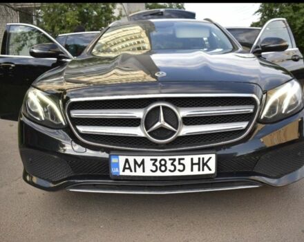 Черный Мерседес 220, объемом двигателя 2 л и пробегом 220 тыс. км за 21500 $, фото 1 на Automoto.ua