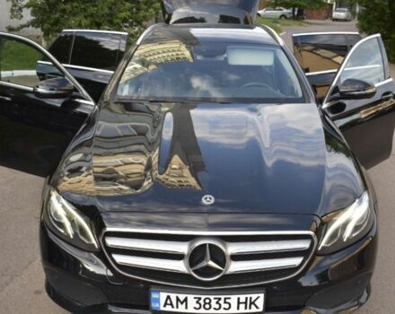 Черный Мерседес 220, объемом двигателя 2 л и пробегом 220 тыс. км за 21500 $, фото 2 на Automoto.ua