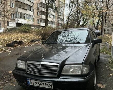 Черный Мерседес 220, объемом двигателя 2.2 л и пробегом 333 тыс. км за 1900 $, фото 1 на Automoto.ua