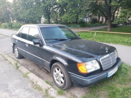 Мерседес 220 1993 в Киеве на Automoto.ua Черный Мерседес 220, объемом двигателя 2.2 л и пробегом 460 тыс. км за 2100 $, фото 1 на Automoto.ua