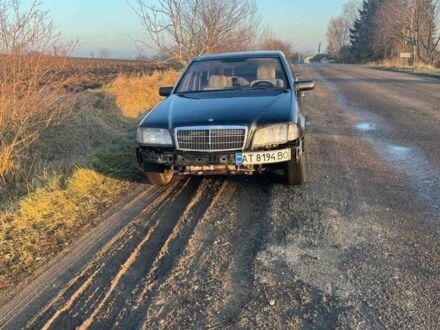 Чорний Мерседес 220, об'ємом двигуна 2.2 л та пробігом 350 тис. км за 1550 $, фото 1 на Automoto.ua