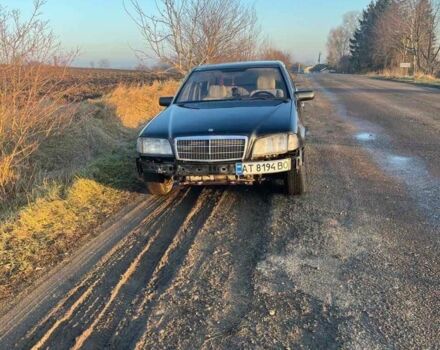 Черный Мерседес 220, объемом двигателя 2.2 л и пробегом 350 тыс. км за 1550 $, фото 1 на Automoto.ua