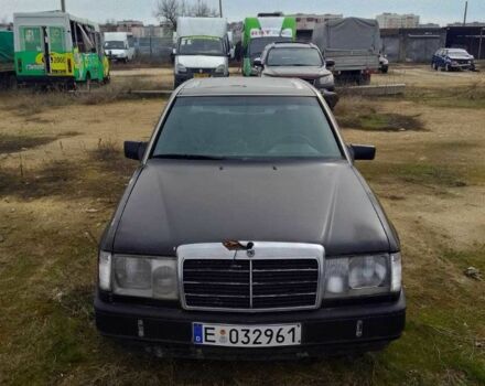Чорний Мерседес 220, об'ємом двигуна 2.2 л та пробігом 250 тис. км за 1082 $, фото 1 на Automoto.ua