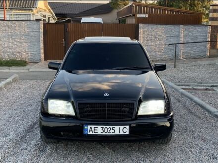 Мерседес 220 1994 в Днепре (Днепропетровске) на Automoto.ua Черный Мерседес 220, объемом двигателя 2.2 л и пробегом 300 тыс. км за 2500 $, фото 1 на Automoto.ua