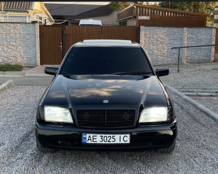 Чорний Мерседес 220, об'ємом двигуна 2.2 л та пробігом 300 тис. км за 2500 $, фото 1 на Automoto.ua
