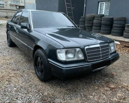 Чорний Мерседес 220, об'ємом двигуна 0 л та пробігом 360 тис. км за 3800 $, фото 1 на Automoto.ua