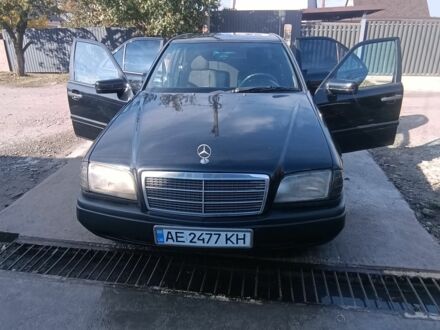 Мерседес 220 1995 в Кривом Роге на Automoto.ua Черный Мерседес 220, объемом двигателя 2.2 л и пробегом 345 тыс. км за 2550 $, фото 1 на Automoto.ua