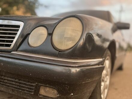 Чорний Мерседес 220, об'ємом двигуна 0 л та пробігом 3 тис. км за 800 $, фото 1 на Automoto.ua