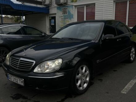 Черный Мерседес 220, объемом двигателя 4.3 л и пробегом 331 тыс. км за 5000 $, фото 1 на Automoto.ua