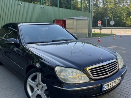 Черный Мерседес 220, объемом двигателя 4.3 л и пробегом 390 тыс. км за 5500 $, фото 1 на Automoto.ua