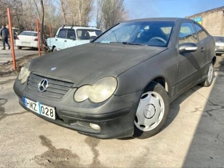 Черный Мерседес 220, объемом двигателя 2.2 л и пробегом 3 тыс. км за 1500 $, фото 1 на Automoto.ua