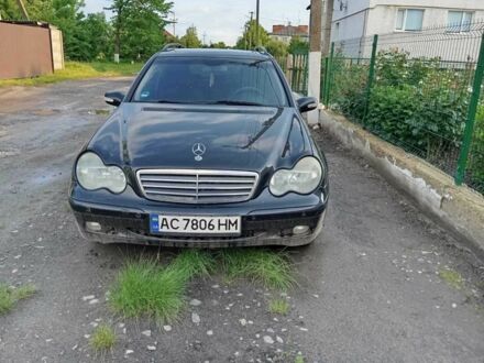 Черный Мерседес 220, объемом двигателя 2.1 л и пробегом 352 тыс. км за 6000 $, фото 1 на Automoto.ua