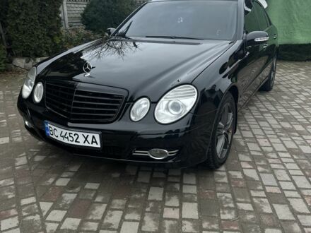 Черный Мерседес 220, объемом двигателя 2.1 л и пробегом 450 тыс. км за 7800 $, фото 1 на Automoto.ua