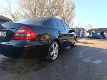 Черный Мерседес 220, объемом двигателя 2.2 л и пробегом 433 тыс. км за 4000 $, фото 1 на Automoto.ua