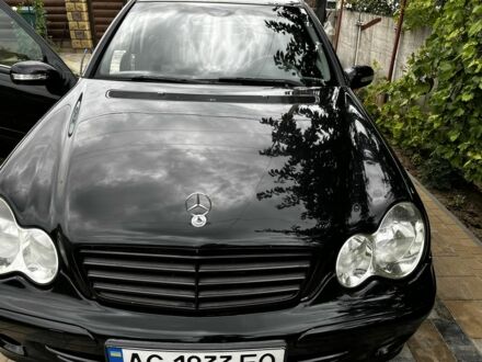 Черный Мерседес 220, объемом двигателя 2.1 л и пробегом 377 тыс. км за 5750 $, фото 1 на Automoto.ua