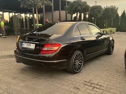 Чорний Мерседес 220, об'ємом двигуна 2.1 л та пробігом 380 тис. км за 7399 $, фото 1 на Automoto.ua