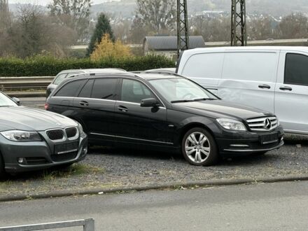 Чорний Мерседес 220, об'ємом двигуна 2.1 л та пробігом 280 тис. км за 10900 $, фото 1 на Automoto.ua