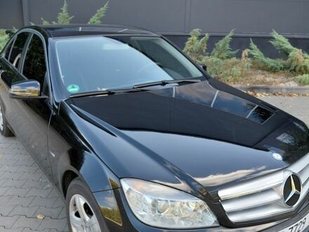 Чорний Мерседес 220, об'ємом двигуна 1.8 л та пробігом 125 тис. км за 11000 $, фото 1 на Automoto.ua