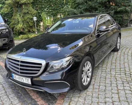 Чорний Мерседес 220, об'ємом двигуна 2 л та пробігом 255 тис. км за 33503 $, фото 1 на Automoto.ua