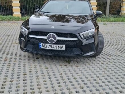 Черный Мерседес 220, объемом двигателя 2 л и пробегом 60 тыс. км за 22700 $, фото 1 на Automoto.ua