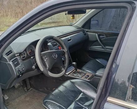 Фиолетовый Мерседес 220, объемом двигателя 2.6 л и пробегом 403 тыс. км за 3200 $, фото 4 на Automoto.ua