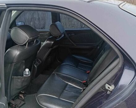 Фиолетовый Мерседес 220, объемом двигателя 2.6 л и пробегом 403 тыс. км за 3200 $, фото 5 на Automoto.ua