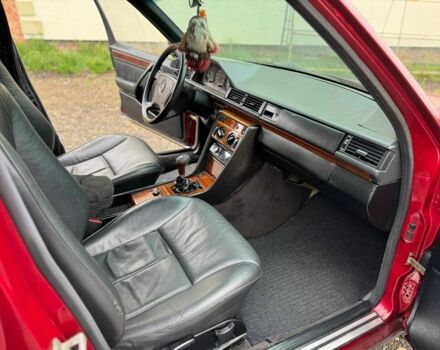 Красный Мерседес 220, объемом двигателя 2 л и пробегом 250 тыс. км за 2400 $, фото 5 на Automoto.ua