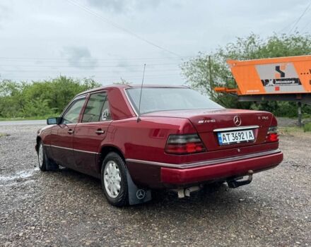 Красный Мерседес 220, объемом двигателя 2 л и пробегом 250 тыс. км за 2400 $, фото 1 на Automoto.ua