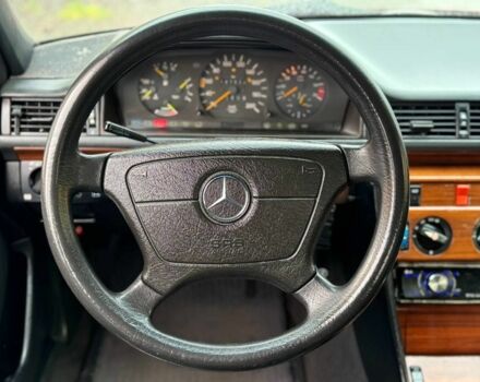 Красный Мерседес 220, объемом двигателя 2 л и пробегом 250 тыс. км за 2400 $, фото 3 на Automoto.ua