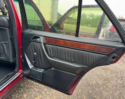 Красный Мерседес 220, объемом двигателя 2 л и пробегом 250 тыс. км за 2400 $, фото 7 на Automoto.ua