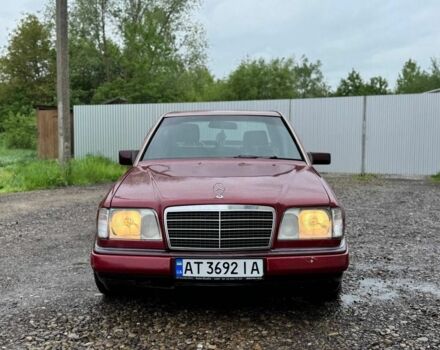 Красный Мерседес 220, объемом двигателя 2 л и пробегом 250 тыс. км за 2400 $, фото 2 на Automoto.ua