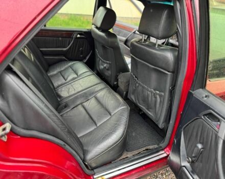 Красный Мерседес 220, объемом двигателя 2 л и пробегом 250 тыс. км за 2400 $, фото 4 на Automoto.ua