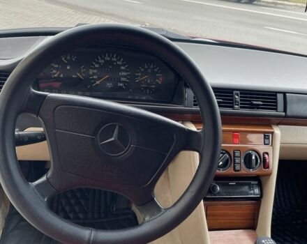 Красный Мерседес 220, объемом двигателя 2.2 л и пробегом 448 тыс. км за 4150 $, фото 7 на Automoto.ua