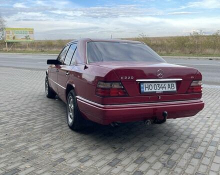 Красный Мерседес 220, объемом двигателя 2.2 л и пробегом 448 тыс. км за 4150 $, фото 2 на Automoto.ua