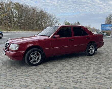 Красный Мерседес 220, объемом двигателя 2.2 л и пробегом 448 тыс. км за 4150 $, фото 1 на Automoto.ua