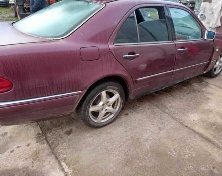 Червоний Мерседес 220, об'ємом двигуна 2.3 л та пробігом 100 тис. км за 250 $, фото 2 на Automoto.ua