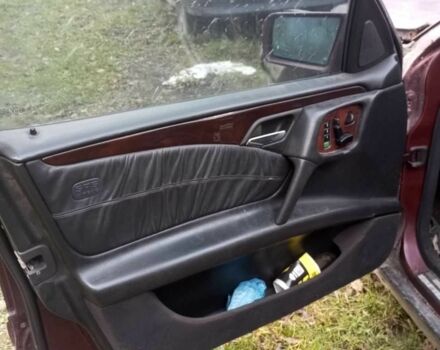 Червоний Мерседес 220, об'ємом двигуна 2.3 л та пробігом 100 тис. км за 250 $, фото 3 на Automoto.ua