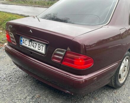 Красный Мерседес 220, объемом двигателя 2.7 л и пробегом 400 тыс. км за 2700 $, фото 1 на Automoto.ua