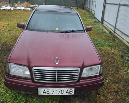 Червоний Мерседес 220, об'ємом двигуна 2.2 л та пробігом 360 тис. км за 1700 $, фото 1 на Automoto.ua