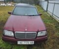 Червоний Мерседес 220, об'ємом двигуна 2.2 л та пробігом 360 тис. км за 1700 $, фото 1 на Automoto.ua