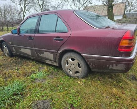 Червоний Мерседес 220, об'ємом двигуна 2.2 л та пробігом 360 тис. км за 1700 $, фото 5 на Automoto.ua