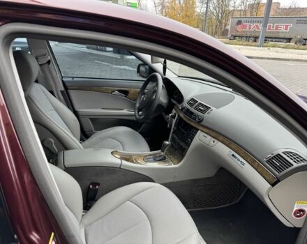 Красный Мерседес 220, объемом двигателя 1.8 л и пробегом 203 тыс. км за 7700 $, фото 10 на Automoto.ua