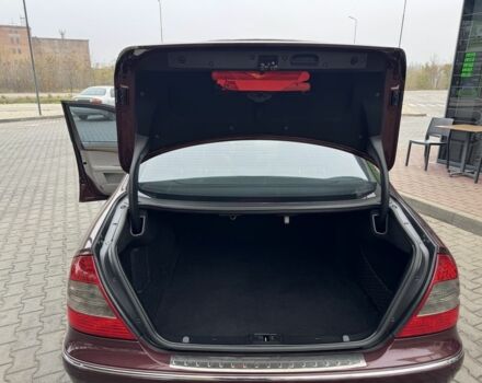 Красный Мерседес 220, объемом двигателя 1.8 л и пробегом 203 тыс. км за 7700 $, фото 15 на Automoto.ua